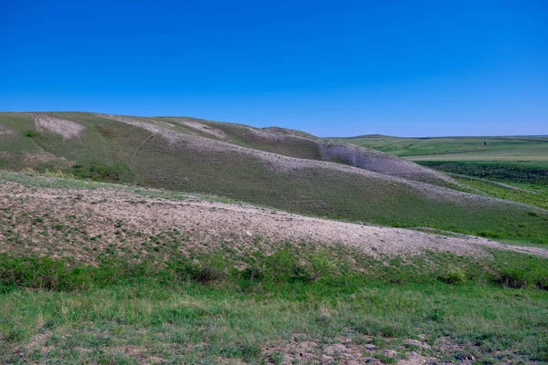 Güney Urallar 'ın bahar dağlarının manzarası güneşle aydınlanır.