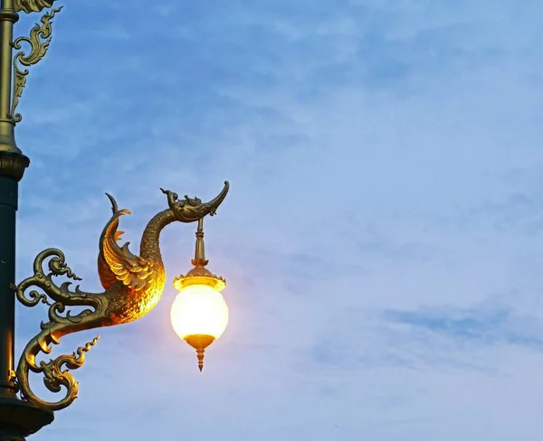 Sokak lambaları güzel olmak için tasarlanmıştır..