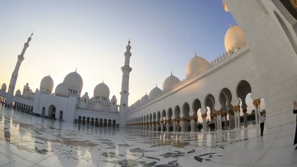 Sheikh Zayed Gran Mezquita Abu Dhabi Emiratos Árabes Unidos pan plano — Vídeo de stock