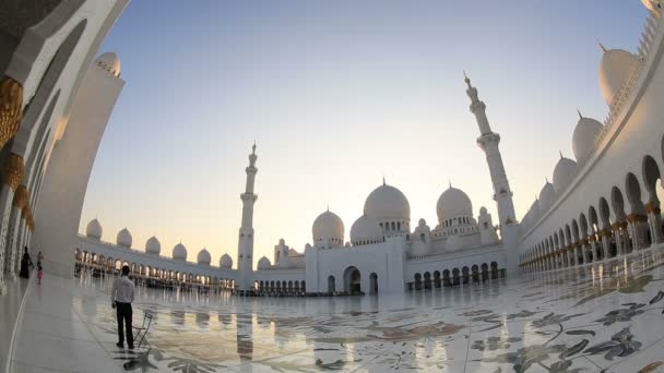 Sheikh Zayed Gran Mezquita Abu Dhabi Emiratos Árabes Unidos pan plano — Vídeo de stock