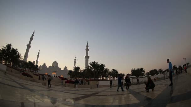 Sheikh Zayed Gran Mezquita Abu Dhabi Emiratos Árabes Unidos, puesta del sol, toma de la cacerola — Vídeos de Stock