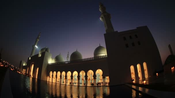 Reflexión Sheikh Zayed Gran Mezquita Abu Dhabi Emiratos Árabes Unidos, noche, toma de la cacerola — Vídeo de stock