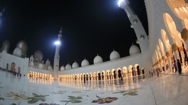 Sheikh Zayed Grande Mesquita Abu Dhabi Emirados Árabes Unidos, noite, pan shot — Vídeo de Stock