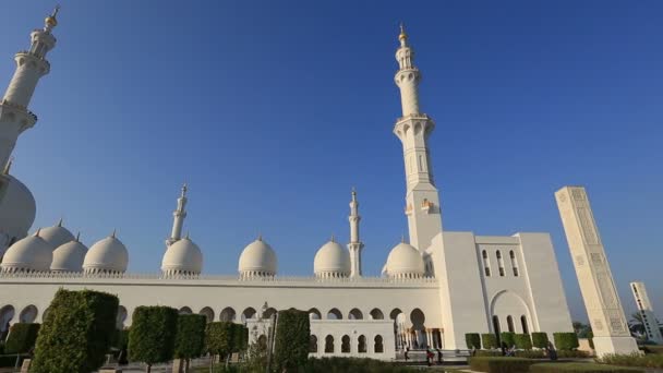 Sheikh Zayed Grand Mosque Abu Dhabi UAE, pan shot — Stock Video