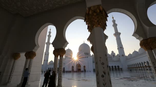 Increíble lapso de tiempo al atardecer en la Gran Mezquita Sheikh Zayed Abu Dhabi Emiratos Árabes Unidos — Vídeo de stock