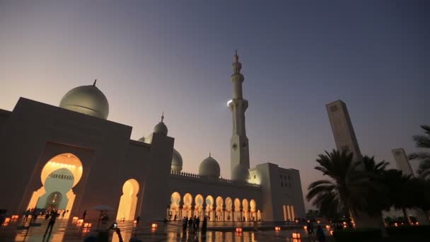 Sheikh Zayed Grande Mesquita Abu Dhabi Emirados Árabes Unidos, pôr do sol pan shot — Vídeo de Stock