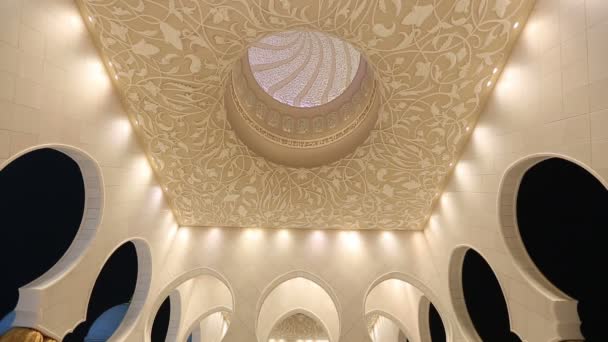 Sheikh Zayed Grand Camii Abu Dhabi Birleşik Arap Emirlikleri, gece eğimli atış — Stok video