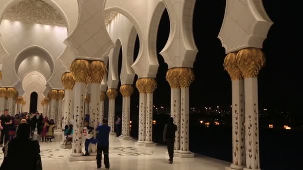 Büyük Sheik Zayed Camisi Abu Dhabi Birleşik Arap Emirlikleri, gece pan çekim — Stok video