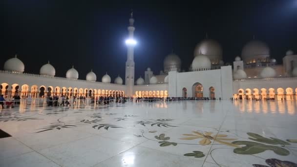 Шейх Заид Большая мечеть Абу-Даби ОАЭ, ночная панорама — стоковое видео