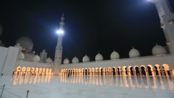 Sheikh Zayed Gran Mezquita Abu Dhabi Emiratos Árabes Unidos, plano de la bandeja de noche — Vídeos de Stock