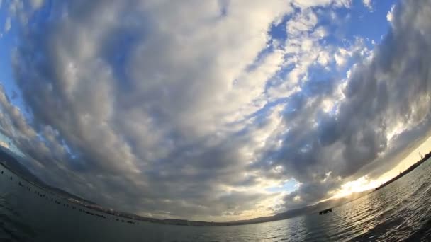 Nubes hermosas sobre horizonte lapso de tiempo — Vídeo de stock