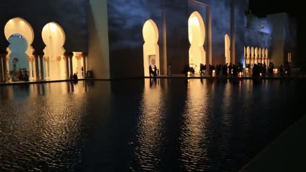 Riflessione Sheikh Zayed Grand Mosque Abu Dhabi Emirati Arabi Uniti, ripresa notturna — Video Stock