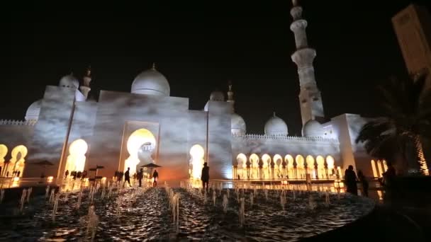 Sheikh Zayed Grande Mesquita Abu Dhabi Emirados Árabes Unidos, tiro pan noite — Vídeo de Stock