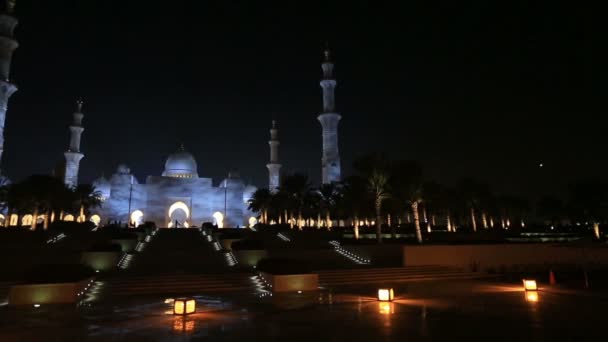 Sheikh Zayed Grand moskee Abu Dhabi Verenigde Arabische Emiraten, nacht pan schot — Stockvideo