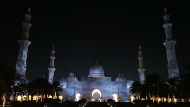 Zoom hacia fuera Sheikh Zayed Gran Mezquita Abu Dhabi Emiratos Árabes Unidos, noche — Vídeos de Stock