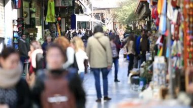 İnsanlar Atina'da alışveriş