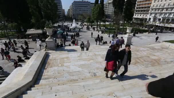 Ώρα λήξη ανθρώπους που περπατούν στην πλατεία Συντάγματος — Αρχείο Βίντεο