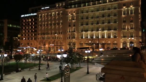 Gente caminando por la plaza Syntagma por la noche — Vídeos de Stock