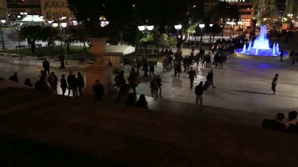 Människor gå Syntagma-torget på natten — Stockvideo