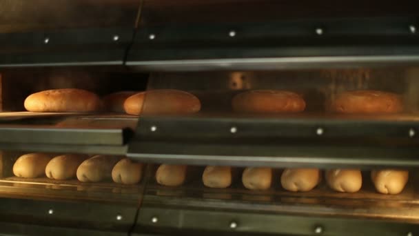 Brood in de owen in bakkerij 2 bakken — Stockvideo