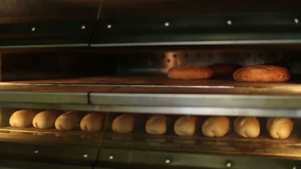 Brood in de owen in bakkerij 3 bakken — Stockvideo