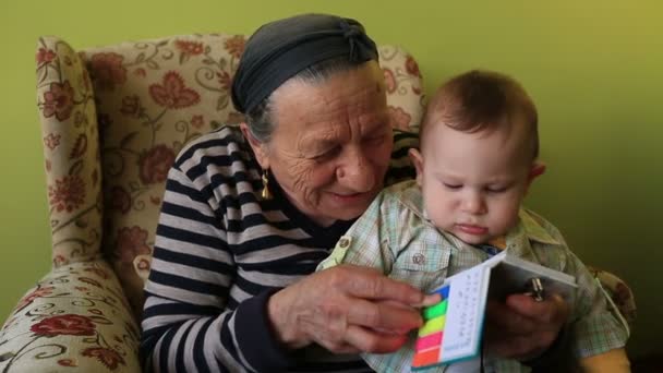 Abuela enseñanza a nieto — Vídeos de Stock