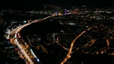 Havadan görünümü gece şehir trafik