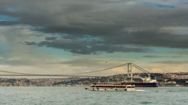 Zaman atlamalı fotoğraf bulutlar Boğaziçi Köprüsü ile mavi gökyüzünde hareket