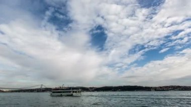 Zaman atlamalı fotoğraf bulutlar Boğaziçi Köprüsü ile mavi gökyüzünde hareket