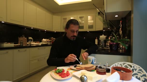 Atractivo hombre haciendo desayuno — Vídeos de Stock