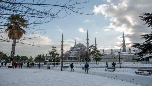 Zeitraffer-Fotografie, Wolken ziehen über den blauen Himmel mit blauer Moschee — Stockvideo