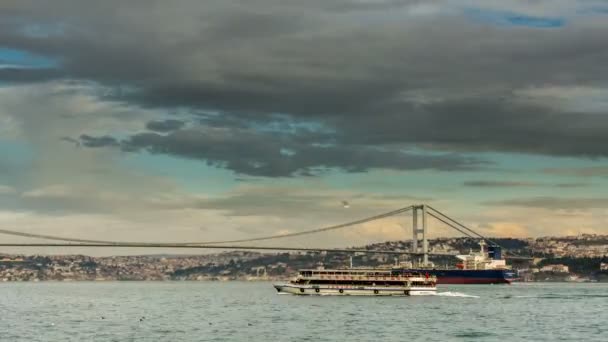 Time Lapse Photographie nuages se déplaçant à travers le ciel bleu avec Bosphore Bridge — Video