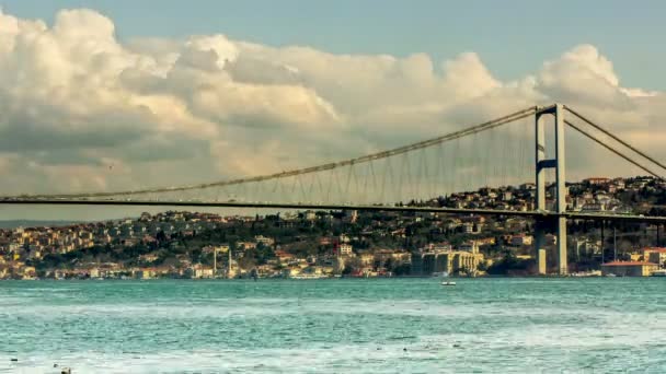 Zaman atlamalı fotoğraf bulutlar Boğaziçi Köprüsü ile mavi gökyüzünde hareket — Stok video