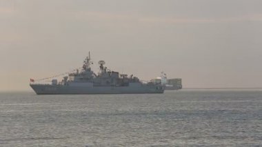 Körfezde demirlemiş Fırkateyn savaş gemisi