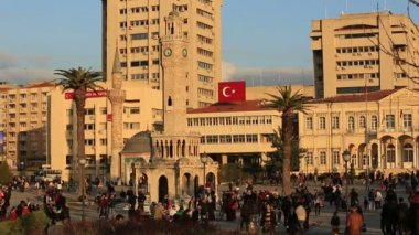 Saat Kulesi, güzel bulutlar ve kalabalık yaya City İzmir shakiradovileİL kare