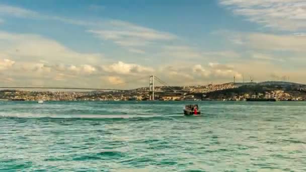 Time Lapse Fotografía nubes moviéndose a través del cielo azul con el puente del Bósforo — Vídeo de stock