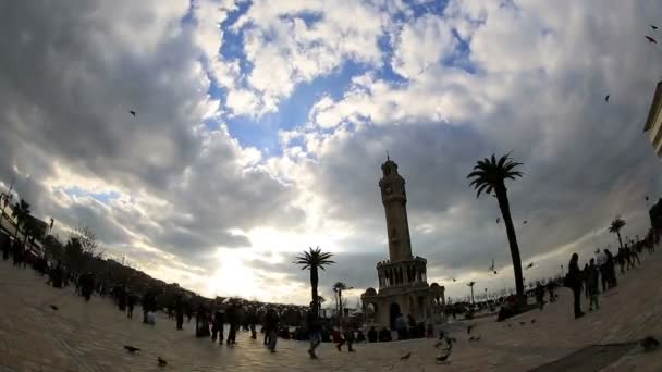 Time lapse tour de l'horloge, de beaux nuages et piétons bondés à la place de la ville — Video