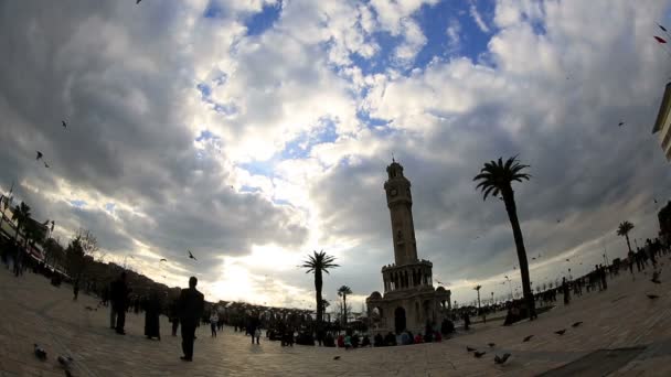 Torre del reloj, hermosas nubes y peatonal lleno de gente en la plaza de la ciudad smyrna Turke — Vídeo de stock