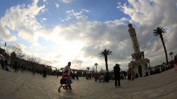 Башня с часами, красивые облака и переполненный пешеход на городской площади — стоковое видео