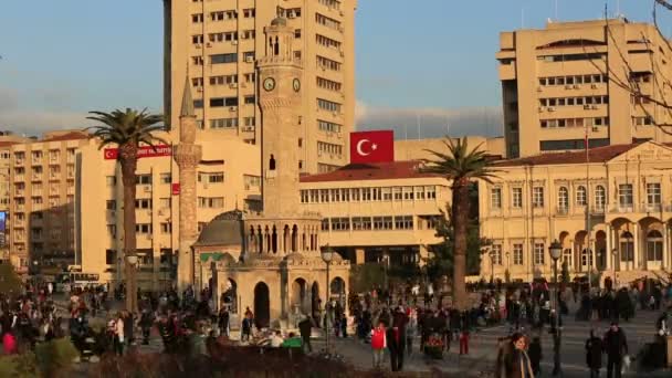 Zeitraffer-Uhrenturm, schöne Wolken und überfüllte Fußgängerzone am Stadtplatz — Stockvideo