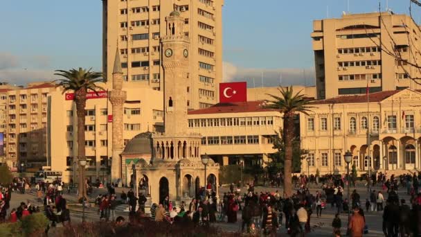 Torre do relógio, nuvens bonitas e pedestre lotado na praça da cidade smyrna Turke — Vídeo de Stock