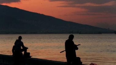 siluet balıkçı balıkçılık ele sabah atar.