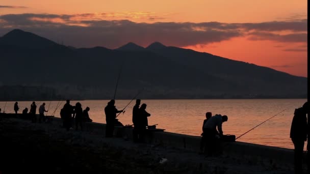 Ψαράς σιλουέτα ρίχνει αντιμετώπιση της αλιείας στο πρωί — Αρχείο Βίντεο