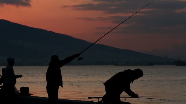 Ψαράς σιλουέτα ρίχνει αντιμετώπιση της αλιείας στο πρωί — Αρχείο Βίντεο
