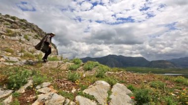 manzaraya bakarak uzun yürüyüşe çıkan kimse