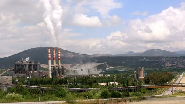 Tiempo lapso país carretera y central eléctrica — Vídeo de stock