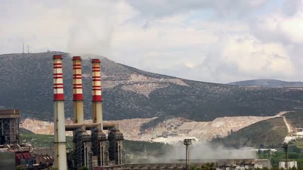Дым на электростанции и загрязнение воздуха — стоковое видео