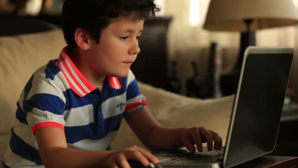 Anak kecil dengan laptop 2 — Stok Video