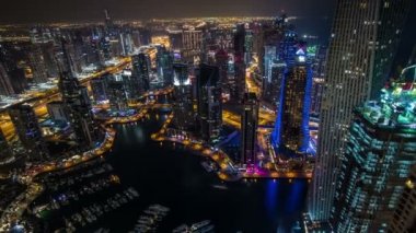 Zaman atlamalı havadan görünümü Şeyh Zayed yolu ile Dubai Yat Limanı