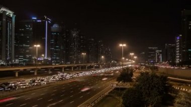 Dubai'deki Şeyh Zayed Yolu üzerinde trafik sıkışıklığı
